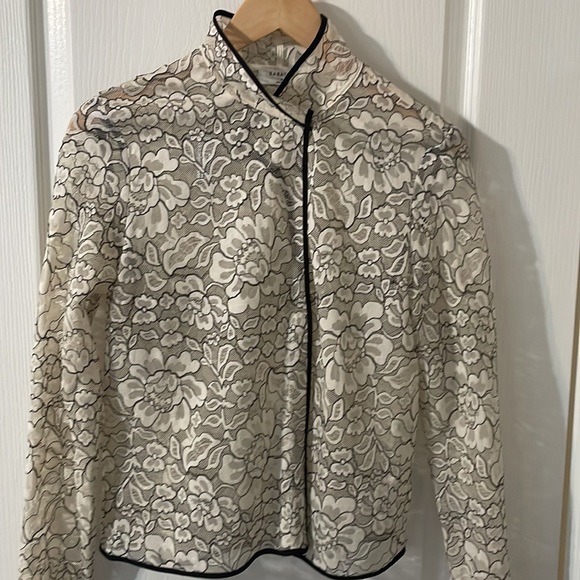 Babaton lace shirt with black trim. - Picture 4 of 8